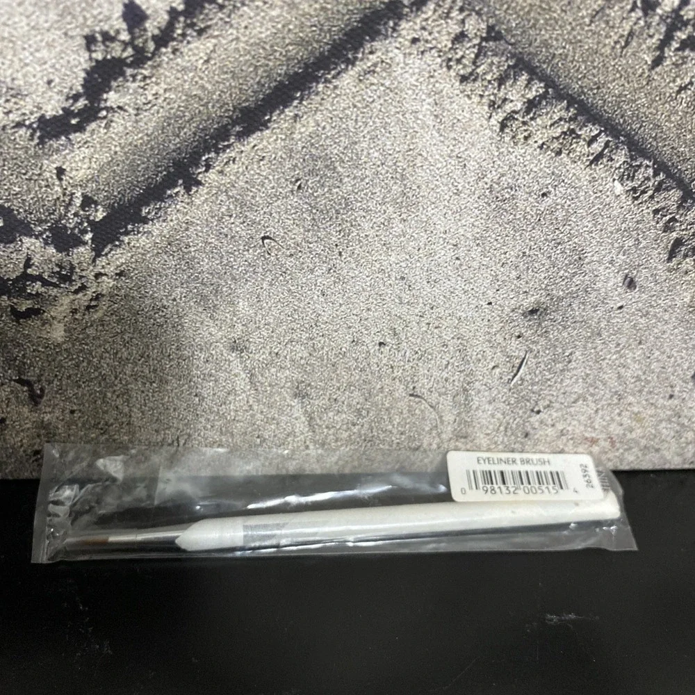 Bare Escentuals Eyeliner Brush 26392‎ Makeup Beauty New BareMinerals